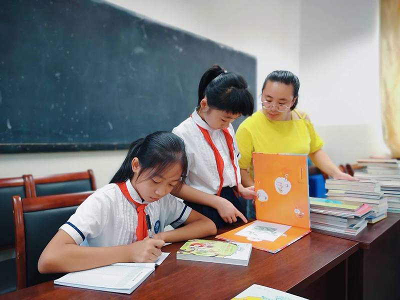 孩子们一起整理图书 (2).jpg
