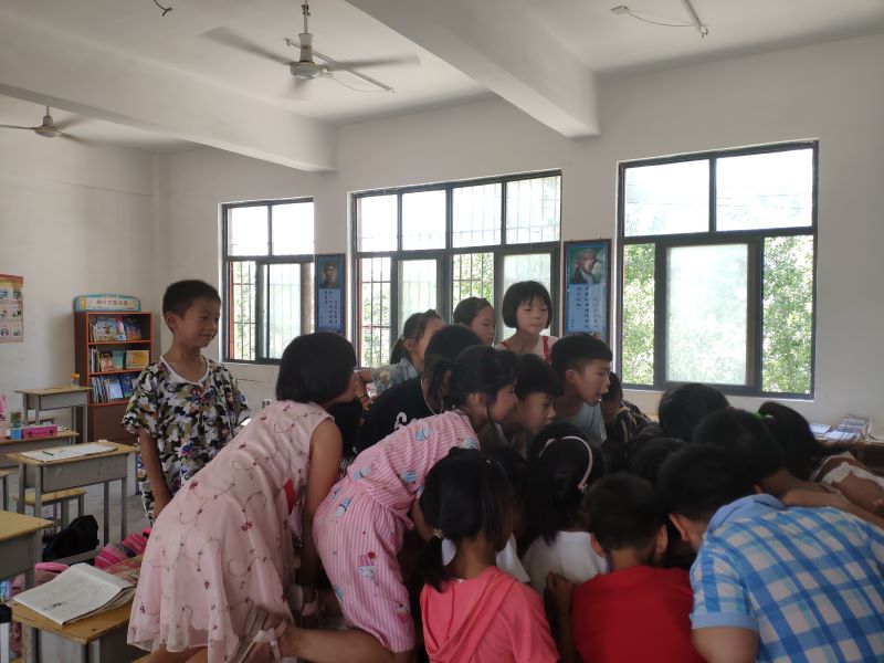围在一起.jpg