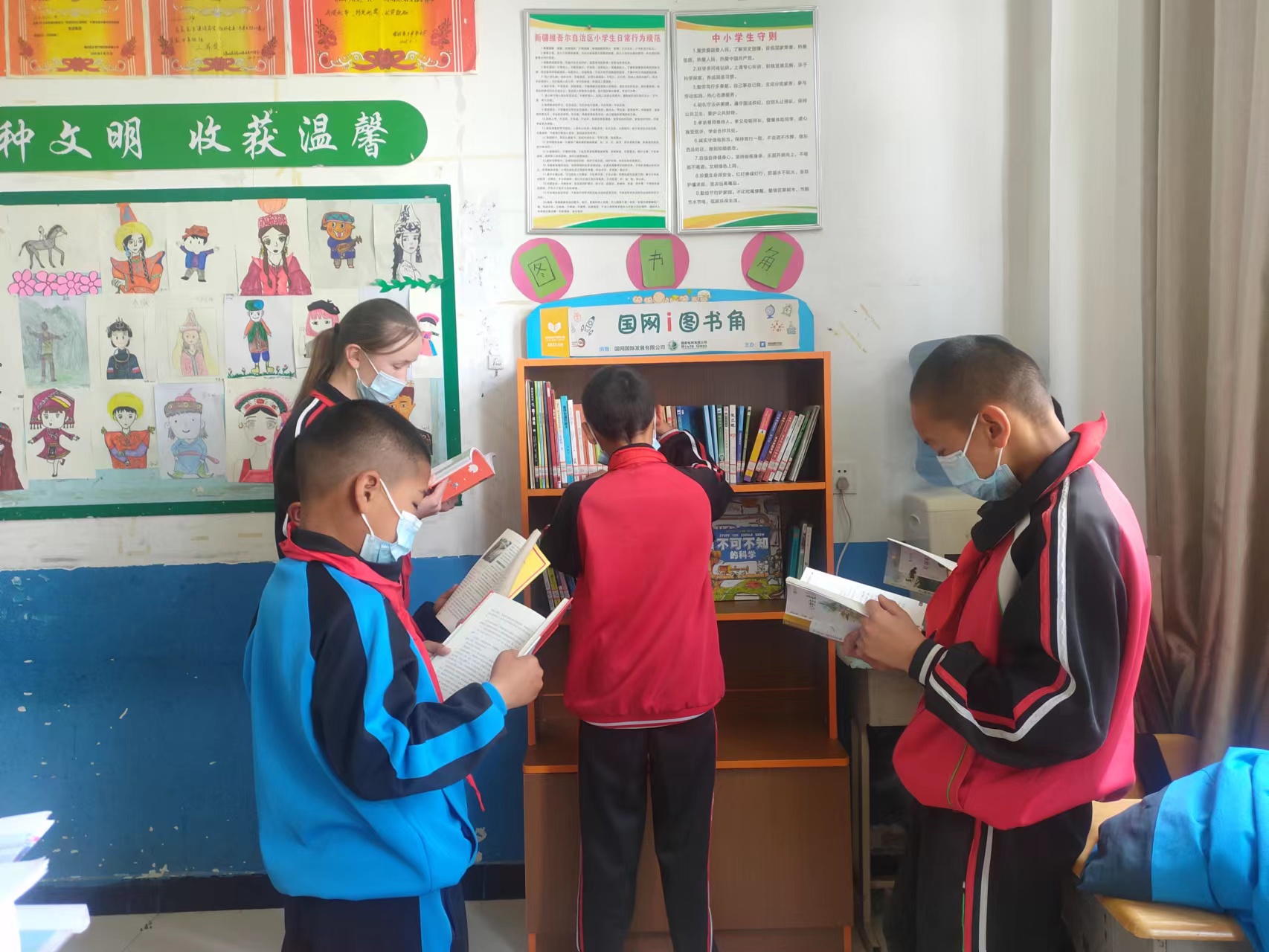喀拉苏乡希望小学孩子阅读.jpg