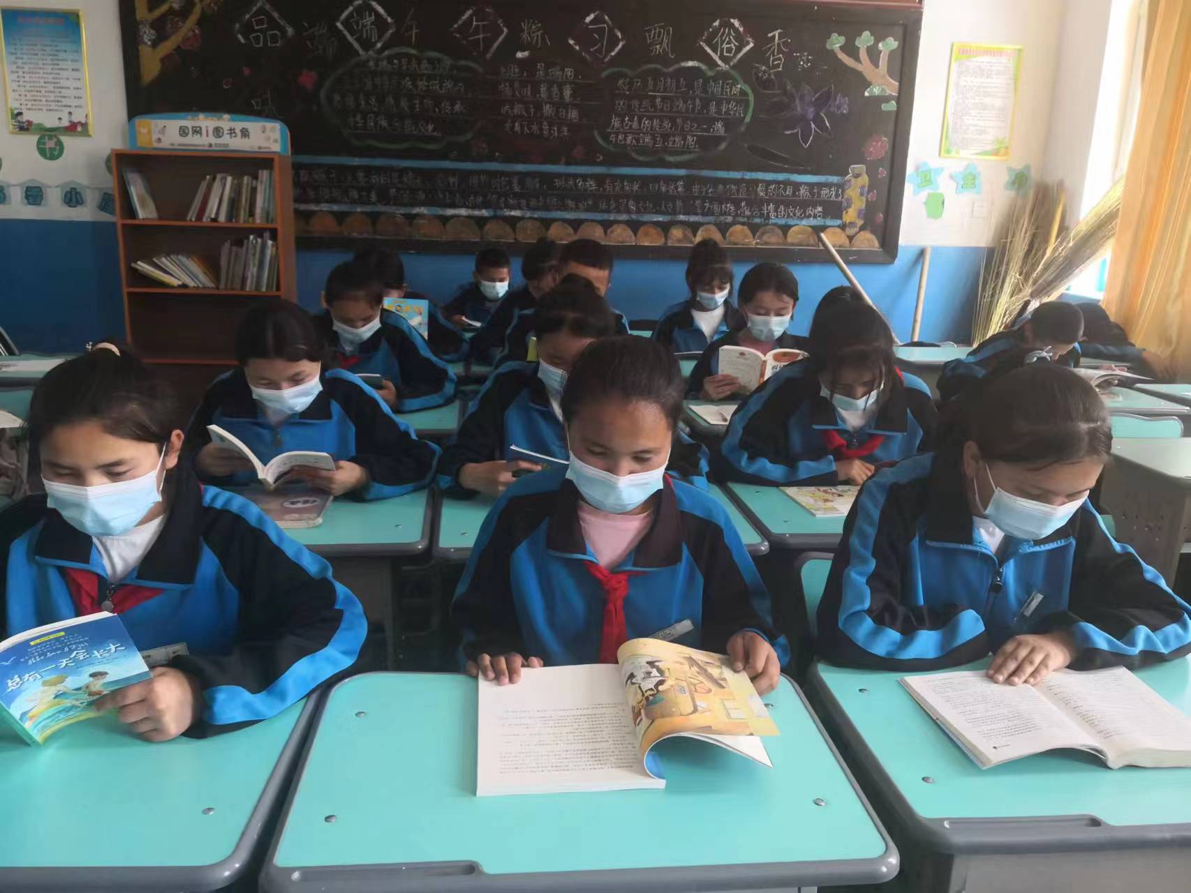 尼勒克县喀拉苏乡中心学校孩子阅读2.jpg